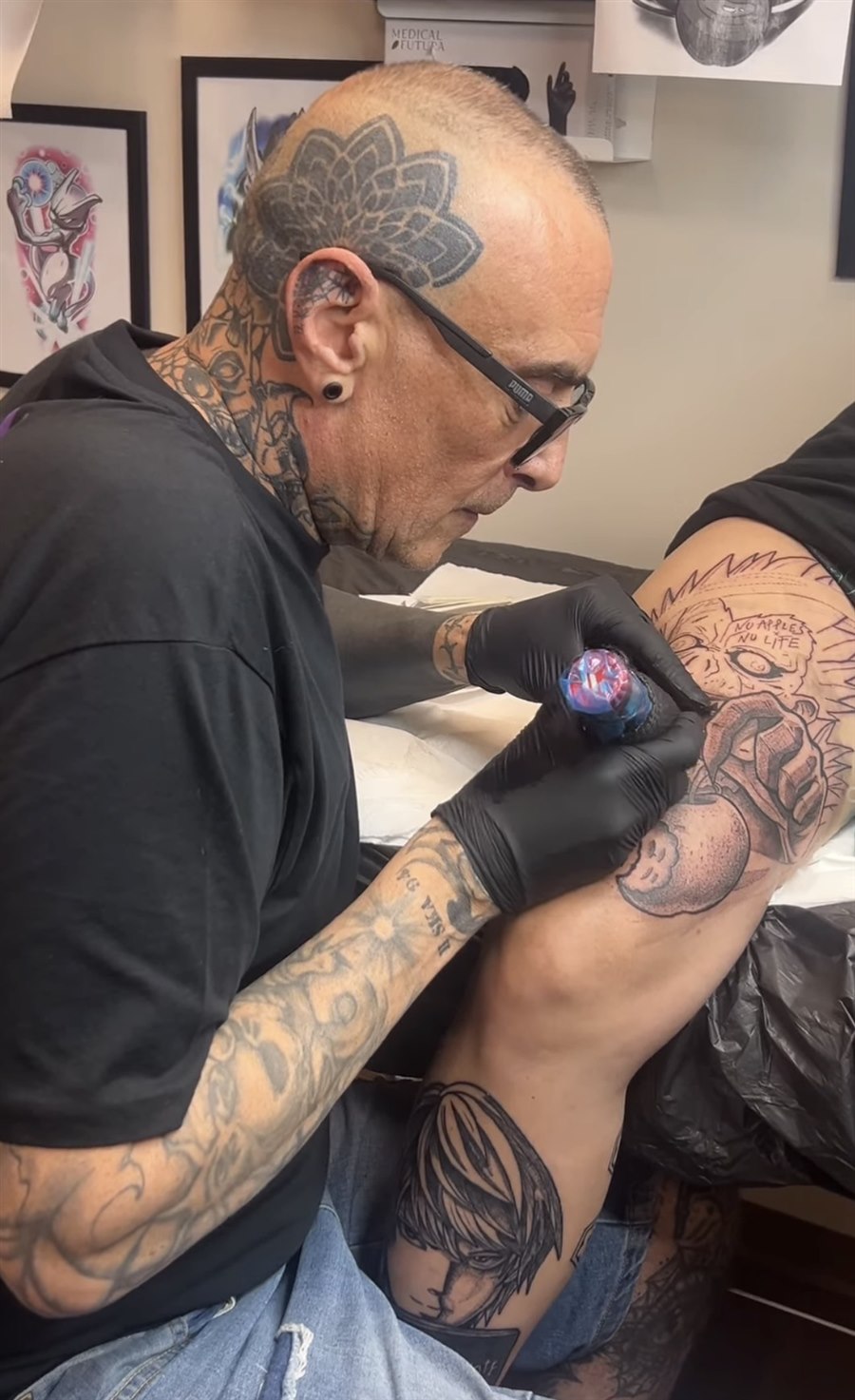 Il tatuatore al lavoro nel proprio studio