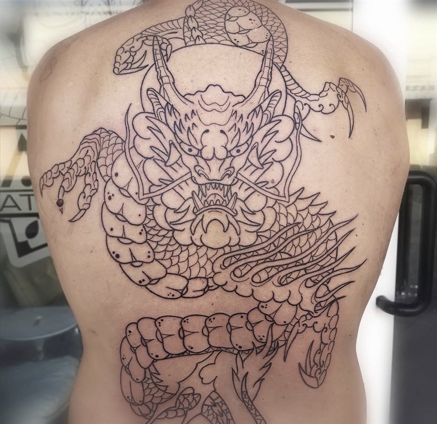 Drago giapponese a linee sulla schiena